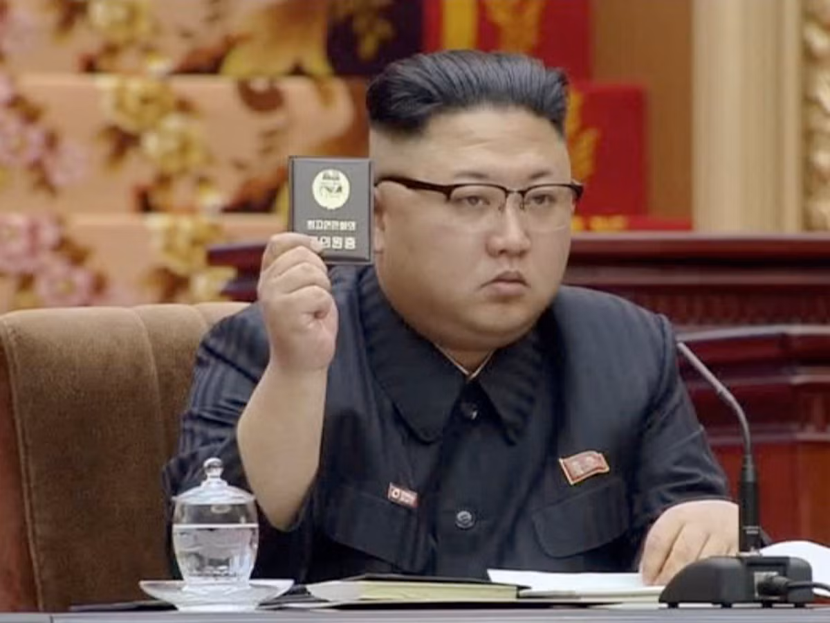  Nhà lãnh đạo Triều Tiên Kim Jong-un tiếp tục thực hiện nhiều chính sách “kế thừa” từ cố Chủ tịch Kim Jong-il, trong đó có chiến lược “Juche” (tự lực tự cường) và tăng cường chương trình tên lửa-hạt nhân của Bình Nhưỡng. Ảnh: BI.