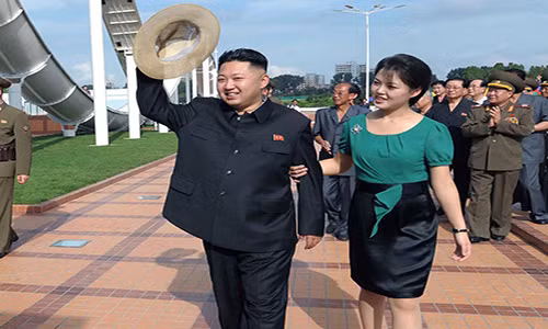 Nhà lãnh đạo Kim Jong-un kết hôn với ca sĩ Ri Sol Ju vào năm 2009 và được cho là đã có hai con. Ảnh: BI.