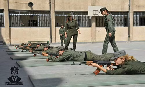 Họ học cách sử dụng súng AK.