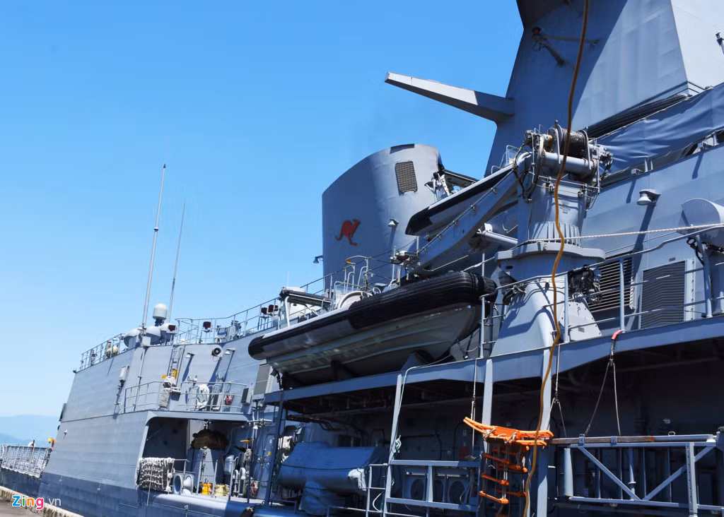 Ngoài ra, trên tàu còn được trang bị các xuồng đa năng nhằm thực hiện các nhiệm vụ cứu hộ, cứu nạn trên biển.