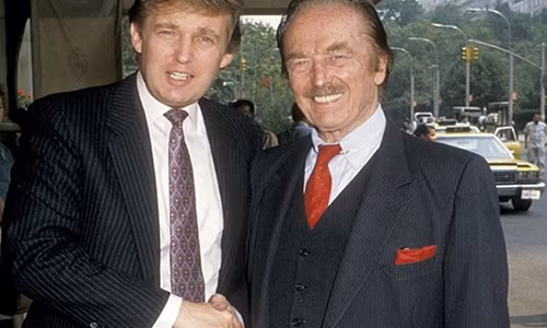 Donald Trump bắt tay cha, ông Fred Trump. Ảnh: PL.