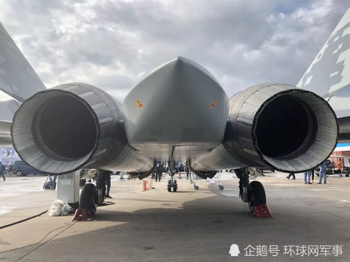 Trong hàng không quân sự, cơ cấu điều khiển trên máy bay JAS-39 Gripen của Thụy Điển là điển hình của việc điện hóa. Cơ cấu điều khiển điện giúp máy bay nhỏ gọn và phù hợp với điều kiện hoạt động dã chiến, thời gian chuyển đổi trạng thái nhanh.