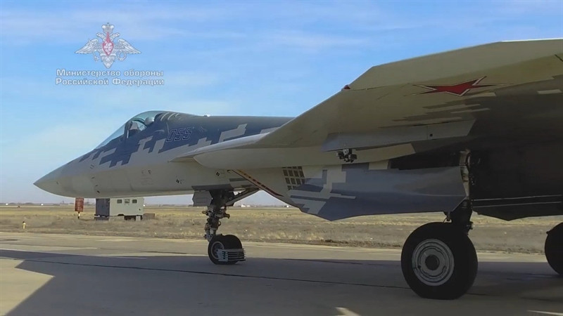 Kết hợp với máy tính trên khoang mạnh, hệ thống điều khiển bằng tín hiệu điện giúp Su-57 có những kỹ thuật bay đặc biệt, vượt trội so với hệ thống điều khiển thủy lực truyền thống.