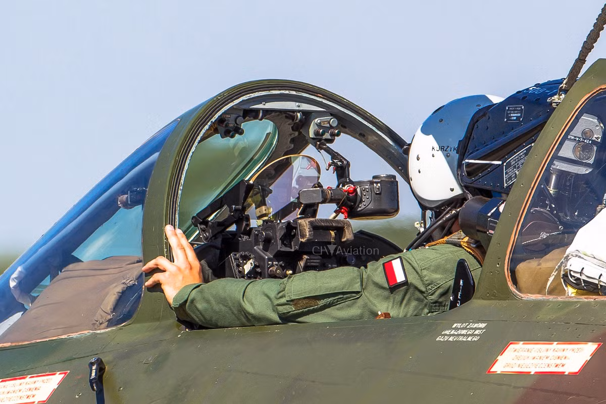 Và để dòng cường kích này trở thành chiến đấu cơ đa năng thực sự, nhà sản xuất Nga còn trang bị cho máy bay các hệ thống điện tử hàng không và phần mềm điều khiển hiện đại, cho phép tương thích với cả vũ khí hệ Nga lẫn NATO.