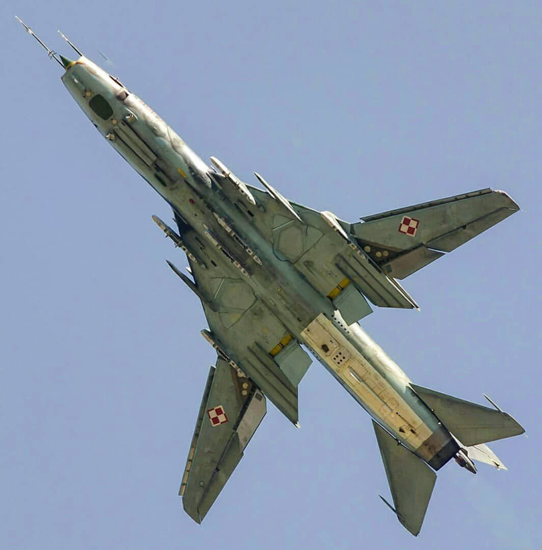 Để những chiếc cường kích này có thể thực hiện thêm những nhiệm vụ mới như đối hạm và chiến đấu đối không, máy bay Su-22 cần phải thực hiện quá trình nâng cấp khá toàn diện.