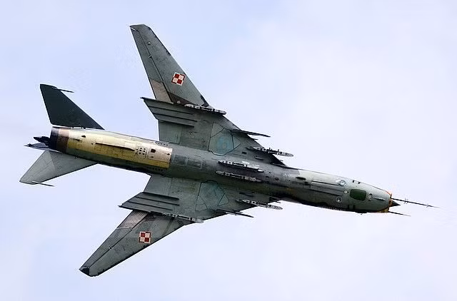 Hiện nhà sản xuất Sukhoi đang hợp tác với Không quân Syria thực hiện gói nâng cáp Su-22. Theo nguồn tin này, bên cạnh việc gia cố khung thân, kéo dài thời hạn sử dụng thì thay đổi đáng kể nhất trên khung vỏ Su-22 chính là đôi cánh cụp cánh xòe cũ đã được thay thế bằng cánh cố định gắn ở góc 45 độ.