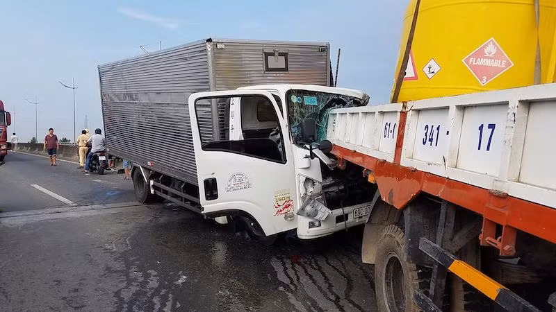 Xe tai tong truc dien vao duoi xe cau, 2 nguoi tu vong