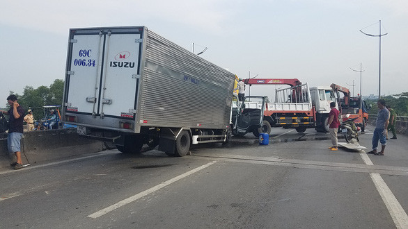 Xe tải tông trực diện vào đuôi xe cẩu, 2 người tử vong - Hình 2 Xe tai tong truc dien vao duoi xe cau, 2 nguoi tu vong-Hinh-2