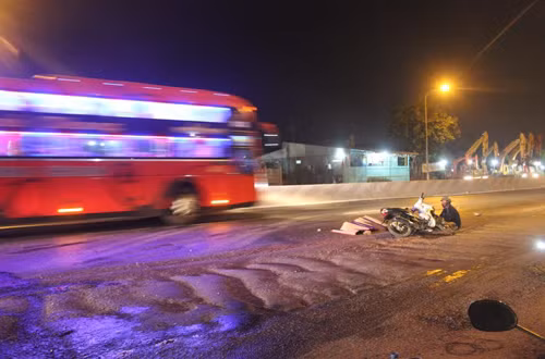 Người chồng đau đớn bên thi thể vợ bị cán chết trên QL1