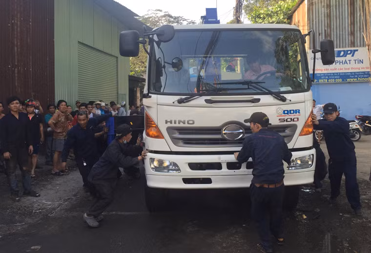 Hàng chục công nhân công ty SX xe cạnh bên hối hả di dời tài sản ra ngoài vì sợ cháy lan.