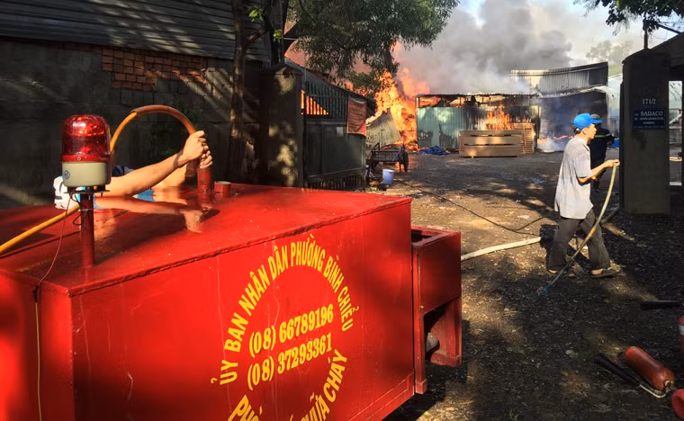 Trước đó, khoảng 15h30 cùng ngày, hơn 200 công nhân của xí nghiệp nói trên đang làm việc thì phát hiện lửa bùng cháy dữ dội từ xưởng sản xuất tủ, giường nên tất cả hoảng loạn tháo chạy. Lực lượng bảo vệ xí nghiệp và tổ PCCC phường Bình Chiểu đã dùng mọi vật dụng để tham gia chữa cháy...