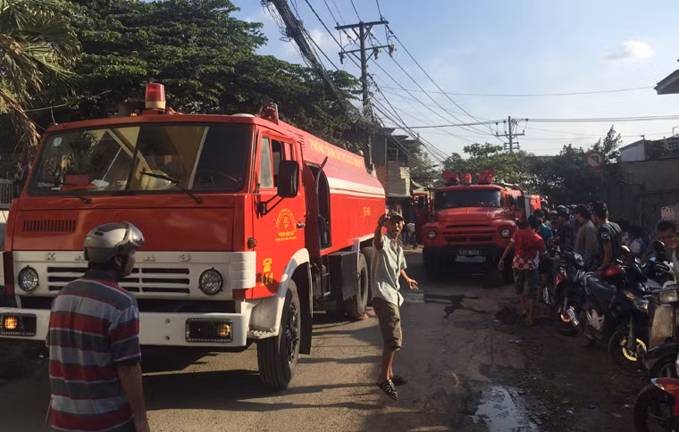 Nhận tin báo, Phòng CS PCCC quận 9 đã nhanh chóng điều toàn bộ phương tiện và lực lượng đến hiện trường. Trước đám cháy quá lớn, đang lan rộng sang các công ty, nhà dân bên cạnh và đặc biệt là khách sạn cao nhiều tầng nằm sát vách đám cháy nên chỉ huy PCCC quận 9 đã xin chi viện thêm từ lực lượng chữa cháy quận 12, KCX Linh Trung, Phòng Cảnh sát PCCC TX Dĩ An, tỉnh Bình Dương.