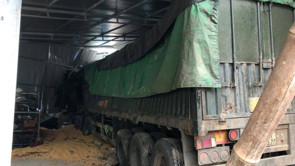 Dang nam ngu, 2 vo chong bi xe tai dam vao nha tu vong-Hinh-2