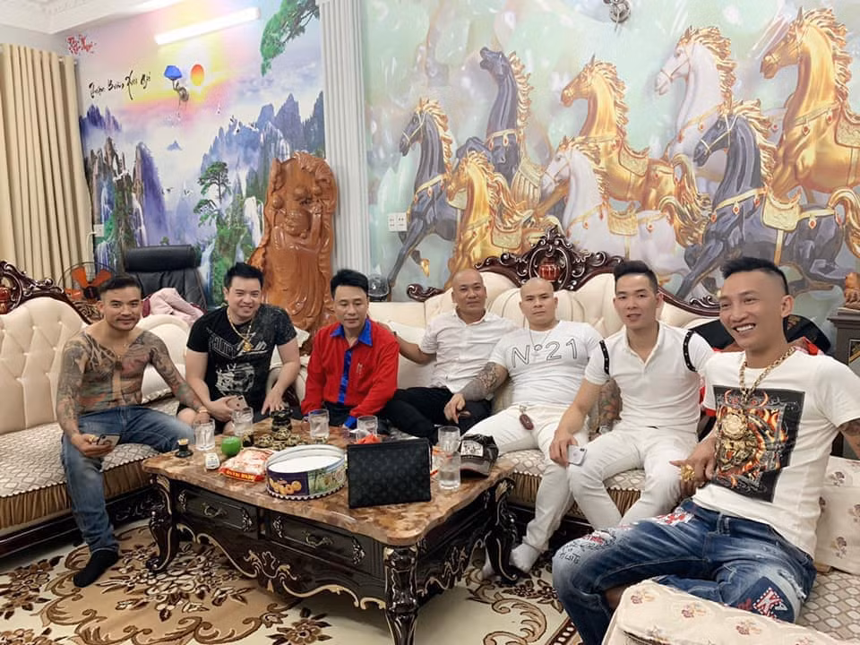 Huấn thường xuyên đăng hình ảnh với các thanh niên xăm trổ để tạo thanh thế, đồng thời thu nạp những thanh niên lười lao động, ham mê chơi bời về làm đàn em. Trong 1 clip, Huấn tiết lộ mỗi ngày phải bỏ ra 50 triệu để thuê nhà, cho đàn em ăn uống và cả bay lắc, thác loạn cũng như đi đòi nợ...