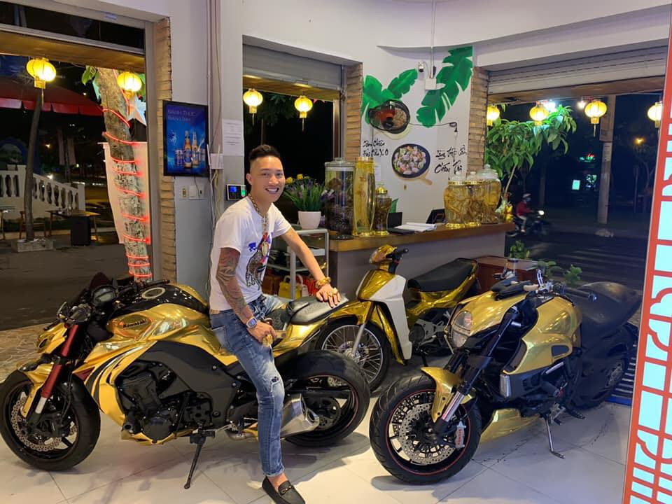 Trong các clip của mình, bản thân Huấn "hoa hồng" cũng công khai khoe mẽ những hoạt động như cầm đồ, đòi nợ, bốc họ... của mình và đám đàn em. Ngoài ra, dựa vào sự nổi tiếng nhờ những clip chửi bới, dọa đánh nhau với 1 số "giang hồ mạng", Huấn "hoa hồng" còn bán hàng online, làm các dịch vụ về mạng xã hội.