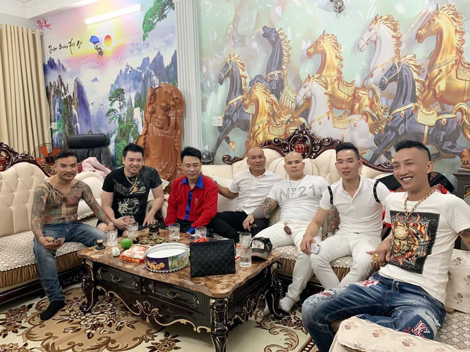 Huấn thường xuyên đăng hình ảnh với các thanh niên xăm trổ để tạo thanh thế, đồng thời thu nạp những thanh niên lười lao động, ham mê chơi bời về làm đàn em. Trong 1 clip, Huấn tiết lộ mỗi ngày phải bỏ ra 50 triệu để thuê nhà, cho đàn em ăn uống và cả bay lắc, thác loạn cũng như đi đòi nợ...