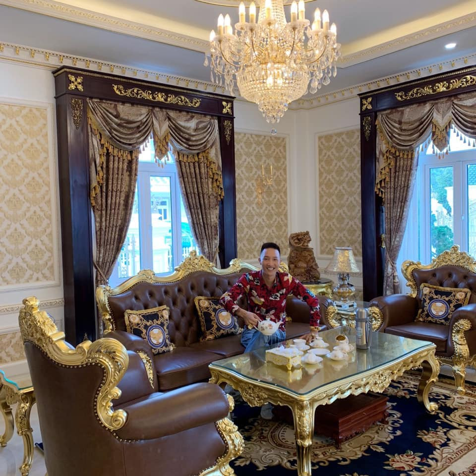 Tuy nhiên, theo Huấn "hoa hồng", những nguồn thu từ các nguồn mạng xã hội chỉ là phụ. Công việc chính của Huấn và đàn em vẫn là lĩnh vực tín dụng đen, cầm đồ, cho vay nặng lãi và đòi nợ.