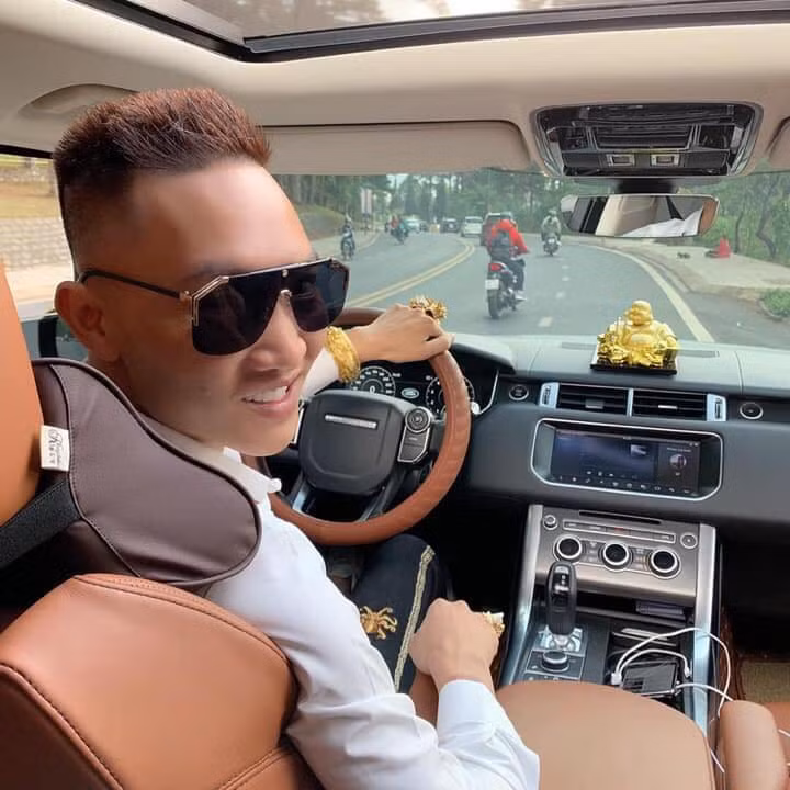 Dựa hơi những mối quan hệ được gọi là giang hồ. Từ năm 2015, Huấn "hoa hồng" thường xuyên livestream trên mạng xã hội với những clip chửi bới, thách đấu với 1 số đối tượng "giang hồ mạng" để gây sự chú ý và phô trương tên tuổi phục vụ mục đích làm ăn.