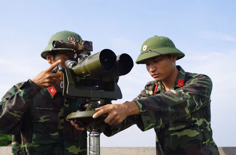 Dẫu cho trong kháng chiến chống Mỹ và tới ngày nay, bộ đội ta vẫn sử dụng rất hiệu quả pháo phòng không 37mm hai nòng. Tuy nhiên, nguyên bản pháo dùng kính ngắm thường (quang học), muốn đánh địch phải quan sát được mục tiêu, do đó khó tác chiến trong điều kiện ban đêm. Ảnh: quan sát mục tiêu bằng kính ngắm quang học.