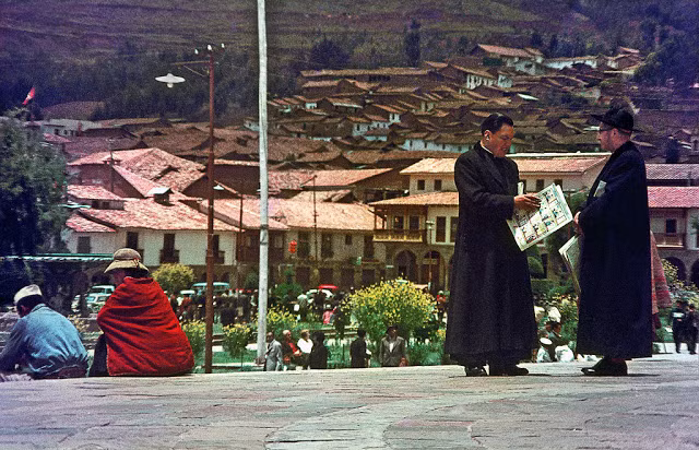 Khoảnh sân của một nhà thờ nhìn xuống Plaza de Armas, Cuzco năm 1967. Ảnh VT