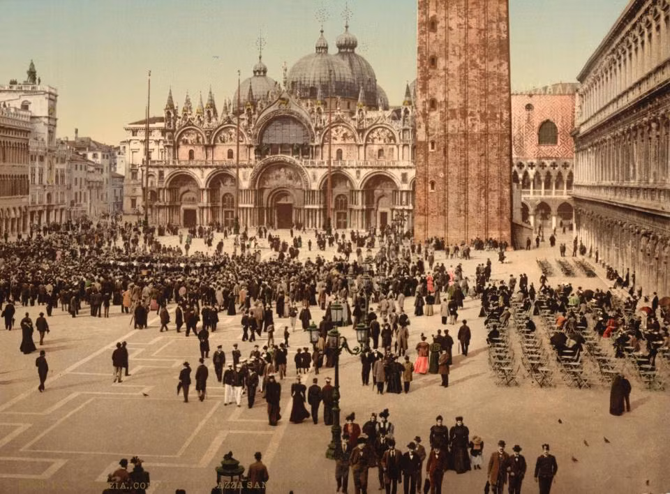 Mọi người tập trung về quảng trường Piazza San Marco để theo dõi một buổi hòa nhạc. Ảnh The Sun