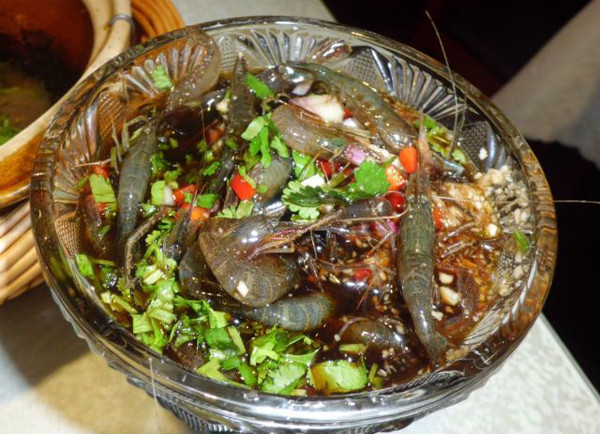  Tôm say được đánh giá cực tươi ngon song nhiều người cho rằng món ăn thể hiện sự tàn nhẫn tận cùng. Việc tra tấn, hành hạ chú tôm trước khi ăn có phần “thất đức”. Không những vậy, ăn tôm sống tiềm ẩn mối nguy nhiễm ký sinh trùng, mầm bệnh có hại cho cơ thể. (Ảnh minh họa)