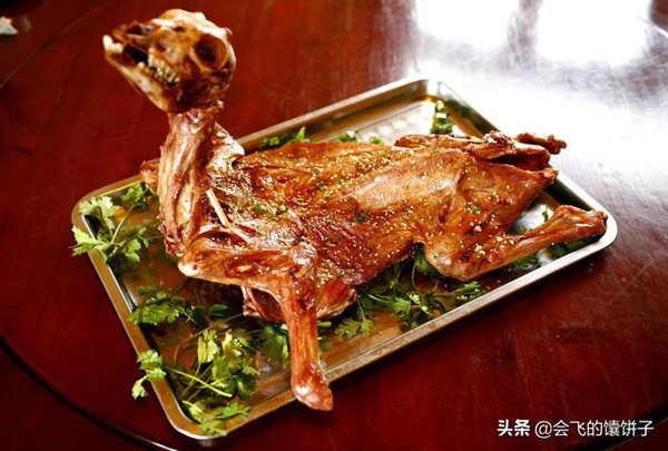 Chế biến theo cách này, da cừu rất giòn trong khi thịt mềm, ngon, ngọt tươi từng tế bào. Mặc dù nhiều khách “sành ăn” hết lời ca tụng song không ít người gọi thịt cừu nướng sữa là món ăn tàn nhẫn, món ăn “trời đánh” bởi sự dã man trong quá trình chế biến. (Ảnh: 163)