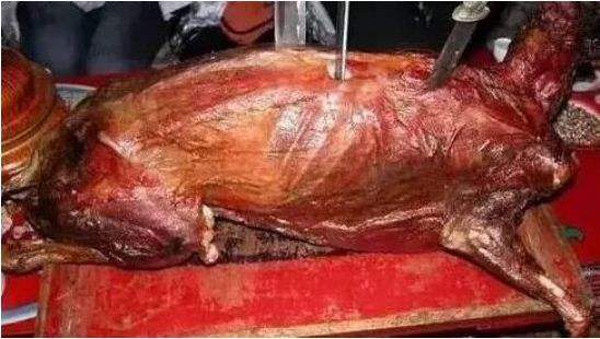 Theo đó, người ta sẽ làm thịt những chú cừu mẹ đang mang thai gần tới ngày sinh, ướp gia vị rồi nướng trên than hồng. Đợi đến khi thịt cừu mẹ chín tới, đầu bếp sẽ rạch bụng để lấy cừu non và đây mới là “tinh hoa” của món ăn. (Ảnh: Sohu)