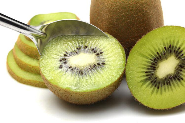 1. Kiwi. Kiwi là loại quả có tính hàn, ăn nhiều dễ dẫn đến suy giảm dương khí, gây đau bụng, tiêu chảy. Ngoài ra, kiwi cũng rất giàu vitamin C và pectin.