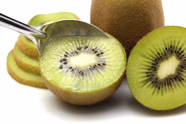 1. Kiwi. Kiwi là loại quả có tính hàn, ăn nhiều dễ dẫn đến suy giảm dương khí, gây đau bụng, tiêu chảy. Ngoài ra, kiwi cũng rất giàu vitamin C và pectin.