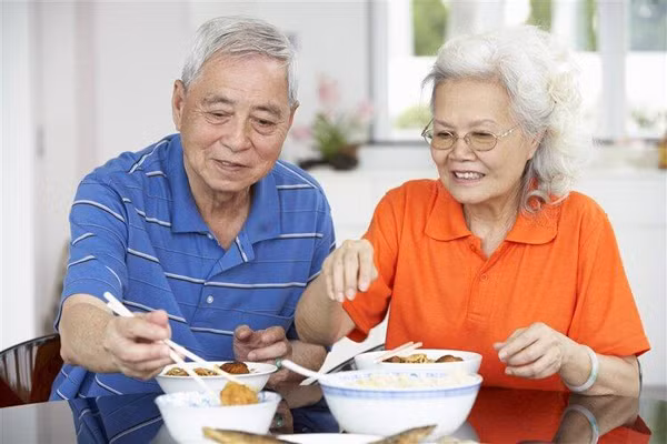 Trong khi đó, bệnh nhân viêm dạ dày cấp thường có biểu hiện đau dạ dày. Ăn trái cây thời điểm này dễ làm tăng tiết axit dạ dày, khiến các triệu chứng bệnh nặng hơn. Đặc biệt, người bệnh dạ dày, người dạ dày không tốt cần hạn chế 5 loại “trái cây hại dạ dày” dưới đây: