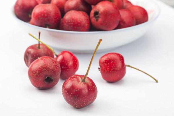 2. Táo gai. Táo gai chứa nhiều dưỡng chất cần thiết song người có dạ dày không tốt nên hạn chế ăn lượng lớn. Nguyên nhân bởi táo gai chứa thành phần pectin và tanin. Khi đi vào cơ thể, các chất này tiếp xúc với axit dịch vị dễ tạo sỏi. Sỏi trong dạ dày gây kích thích niêm mạc, gây chảy máu dạ dày, viêm loét dạ dày.