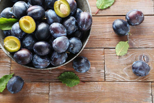 5. Mận. Mận rất giàu anthocyanins và vitamin C. Đối với những người bị tiết axit dạ dày quá mức, ăn những loại trái cây như vậy rất dễ làm trầm trọng thêm các triệu chứng khó chịu.