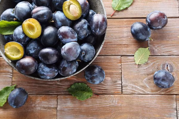 5. Mận. Mận rất giàu anthocyanins và vitamin C. Đối với những người bị tiết axit dạ dày quá mức, ăn những loại trái cây như vậy rất dễ làm trầm trọng thêm các triệu chứng khó chịu.