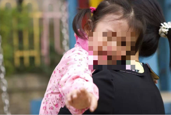 Theo chuyên gia tâm lý, bố mẹ nên kiểm soát sự căng thẳng, lo lắng của bản thân. Trẻ nhỏ rất nhạy cảm, dễ cảm nhận cảm xúc của người thân. Lúc này, bạn kiên định sẽ khiến trẻ vững tâm và học cách đối diện khó khăn một cách tích cực. (Ảnh minh họa)