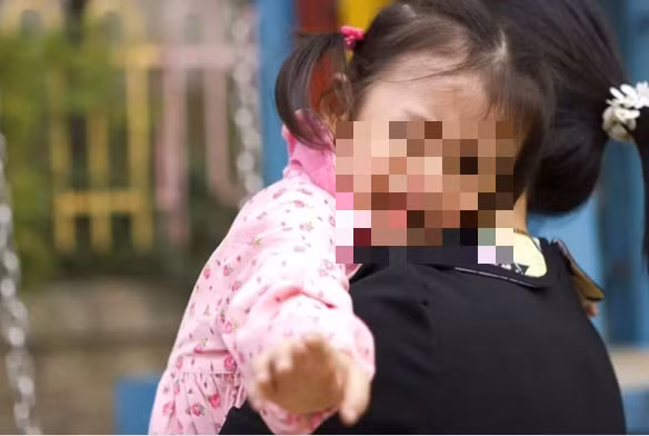 Theo chuyên gia tâm lý, bố mẹ nên kiểm soát sự căng thẳng, lo lắng của bản thân. Trẻ nhỏ rất nhạy cảm, dễ cảm nhận cảm xúc của người thân. Lúc này, bạn kiên định sẽ khiến trẻ vững tâm và học cách đối diện khó khăn một cách tích cực. (Ảnh minh họa)