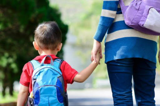 Hiểu được cảm xúc của con, nhiều mẹ không nỡ buông tay, khóc cùng con ngay trước cổng trường. Tuy nhiên, việc thể hiện cảm xúc này không được đánh giá cao. (Ảnh minh họa)