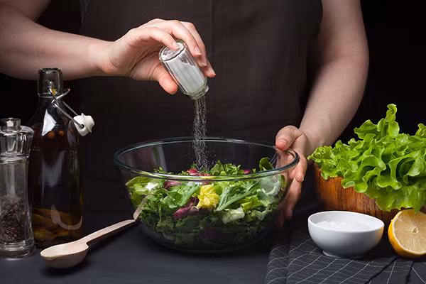 Để ngăn ngừa bệnh, chuyên gia khuyên nên kiểm soát lượng muối nạp vào cơ thể. Người trưởng thành khỏe mạnh chỉ nên nạp khoảng 6g muối mỗi ngày. Đồng thời, bạn cũng nên tránh những thực phẩm chứa nhiều muối như xúc xích, đồ muối chua, thịt xông khói...(Ảnh minh họa)