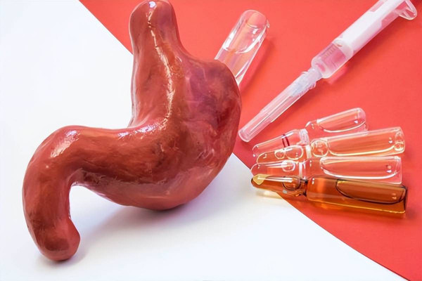 Bệnh về dạ dày. Bệnh về dạ dày được xem là “bệnh hôn nhân” bởi hai lý do chính. Thứ nhất, vợ chồng chung sống lâu ngày sẽ có thói quen ăn uống giống nhau. Thường xuyên nạp thức ăn nhiều chất béo, muối, thực phẩm gây hại... lâu dần sẽ sinh ra các bệnh về dạ dày. (Ảnh: Sohu)