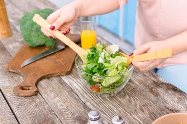 1. Cải thảo “nhúng” formaldehyde. Cải thảo canh tác hữu cơ chứa nhiều dưỡng chất, có lợi cho sức khỏe. Vậy nhưng, nhiều thương nhân sẵn sàng “nhúng” cải thảo trong formaldehyde để rau có mẫu mã đẹp, bảo quản được lâu hơn. (Ảnh: 39Health)