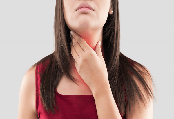 Ho khan không ngắt quãng. Ho do các bệnh hô hấp như viêm họng, viêm phế quản thường kéo dài từng đợt để tống dịch đờm. Trong khi đó, ho do ung thư phổi thường là những cơn ho khan mạnh không ngắt quãng. (Ảnh minh họa)