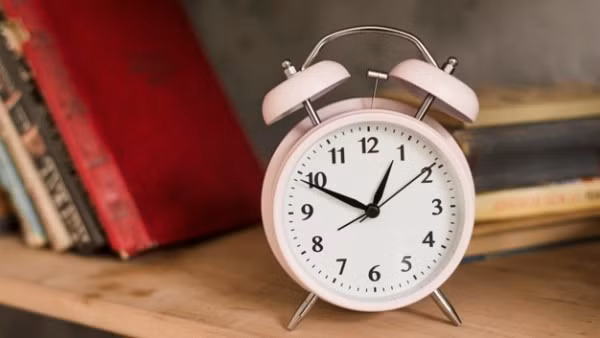 Được biết, bị đánh thức bằng tiếng chuông đồng hồ, tất cả các cơ quan trong cơ thể sẽ được đánh thức và hoạt động. Tuy nhiên, tắt đi và ngủ tiếp khiến hệ tuần hoàn và thần kinh lại đi vào chệ độ "nghỉ" và giảm hoạt động. Ảnh: Bodsky.