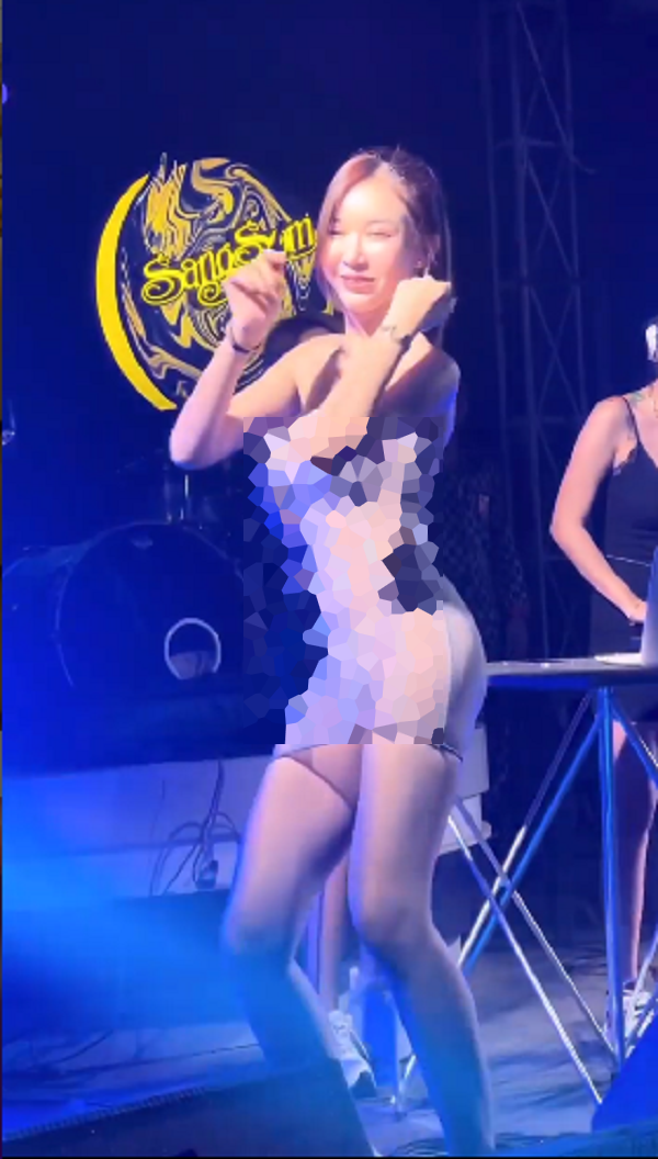 Trong đời sống hàng ngày, Qanan không ngại hở. So với các bộ đồ khi đi diễn, độ hở của chúng có phần tiết chế song vẫn rất phản cảm.