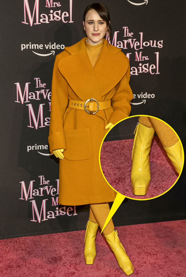 Tại một buổi ra mắt, Rachel Brosnahan mặc nguyên bộ đồ màu cam. Không chỉ chọn màu sắc sặc sỡ, Rachel còn mặc chiếc áo khoác cổ điển to bè kết hợp đôi bốt da có màu tương đồng. Một trang web thời trang đánh giá từng chi tiết trang phục toát lên vẻ hiện đại, cao cấp. Vậy nhưng, cách phối đồ không hài hòa khiến cô nàng trở nên dị biệt, thậm chí được ví như một chú hoàng yến.