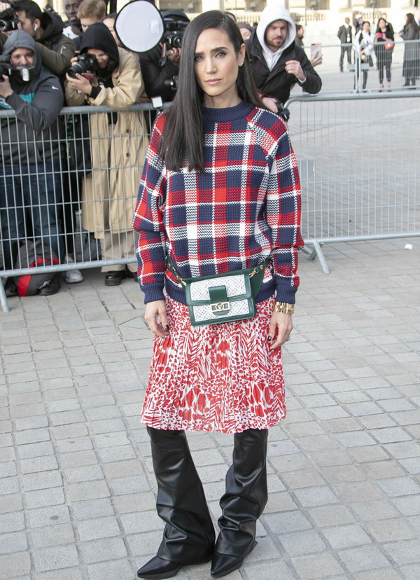 Jennifer Connelly khiến người nhìn “đứng hình” với cách phối đồ áo len kẻ sọc, chân váy xếp ly với quần ống loe da. Outfit khiến nhiều tạp chí thời trang cho là lố bịch, “thảm họa”.