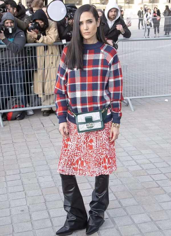 Jennifer Connelly khiến người nhìn “đứng hình” với cách phối đồ áo len kẻ sọc, chân váy xếp ly với quần ống loe da. Outfit khiến nhiều tạp chí thời trang cho là lố bịch, “thảm họa”.