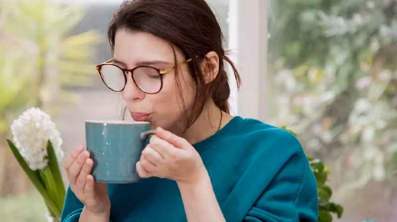 2. Uống nước ấm. Đây là cách đơn giản nhất để giữ cho đường ruột của bạn sạch sẽ. (Ảnh: Healthline)