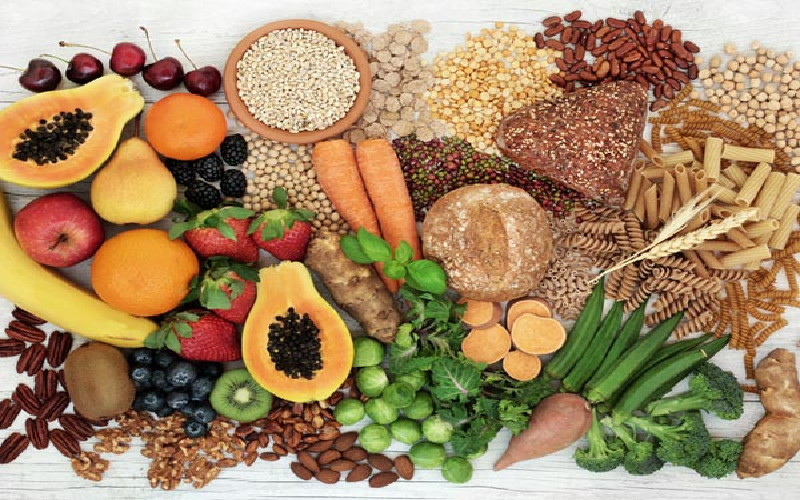 Thức ăn có chất xơ sẽ giúp đẩy chất độc ra ngoài. Do vậy, bạn nên ăn nhiều thực phẩm giàu chất xơ như ngũ cốc nguyên hạt, trái cây và rau củ, các loại hạt. (Ảnh: marilyna/iStock/Getty Images Plus/Getty Images)