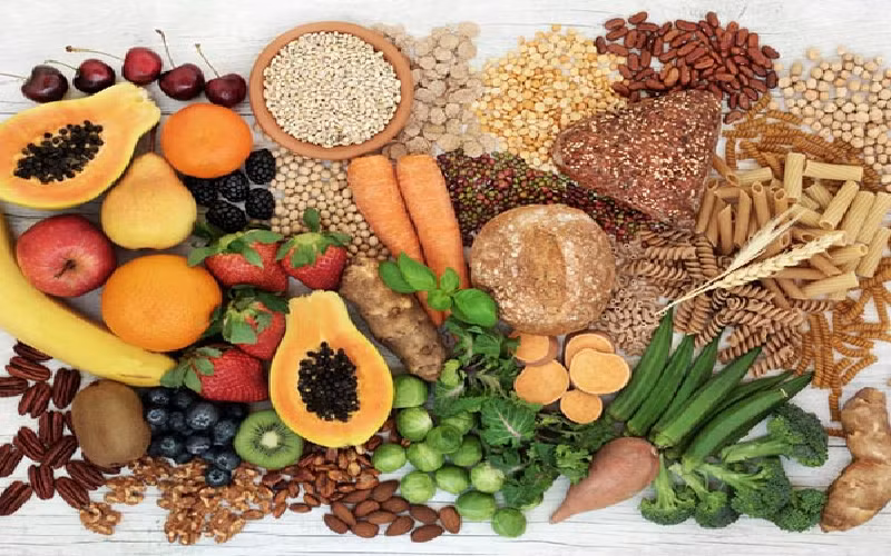 Thức ăn có chất xơ sẽ giúp đẩy chất độc ra ngoài. Do vậy, bạn nên ăn nhiều thực phẩm giàu chất xơ như ngũ cốc nguyên hạt, trái cây và rau củ, các loại hạt. (Ảnh: marilyna/iStock/Getty Images Plus/Getty Images)