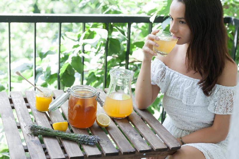 Một số loại men vi sinh phổ biến bao gồm sữa chua, kim chi, kefir, dưa cải bắp, dưa chua, miso, kombucha và giấm táo. (Ảnh: Medicalnewstoday)